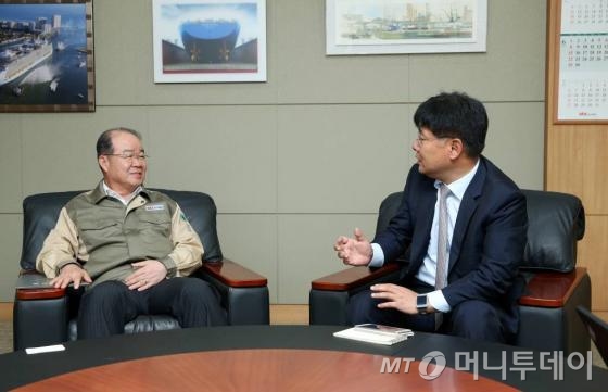 지난달 18일 정성립 STX조선해양 대표이사 사장(왼쪽)과 오동희 머니투데이 산업1부장(오른쪽)이 STX조선해양 서울사무소에서 대담을 나누고 있다.