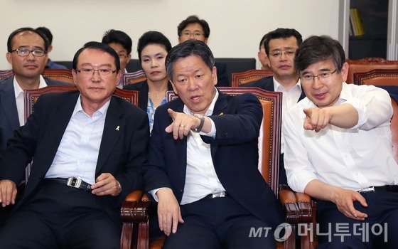 <br />(서울=뉴스1)박철중 기자 = 7·30 재보궐선거 투표일인 30일 오후 국회에 마련된 개표상황실에서 새정치민주연합 주승용 사무총장(가운데)과 표철수 최고위원, 김재윤 의원등이 개표방송을 지켜보고 있다. 2014.7.30/뉴스1