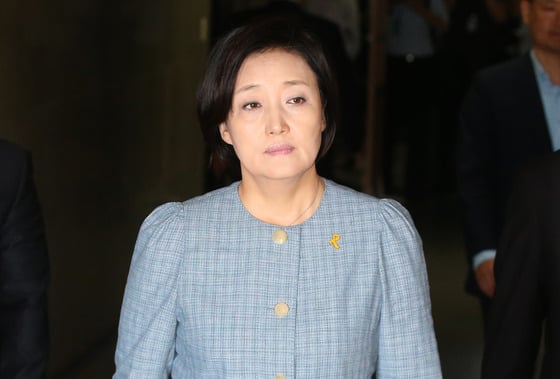 7.30재보선에서 참패한 새정치민주연합 박영선 원내대표가 비공개 최고위원회의에 참석하기 위해 31일 오전 서울 여의도 국회 당대표실로 향하고 있다. /사진=뉴스1