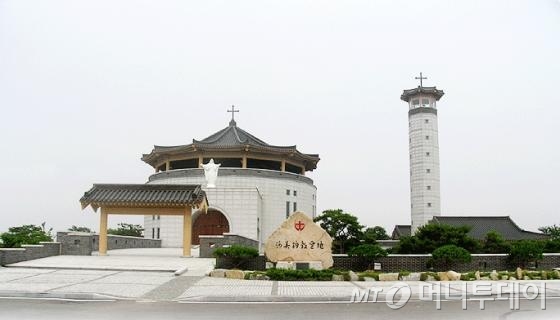 해미성지에 있는 생매장 순교성지(여숫골). 이곳의 해미천 좌우주변에서는 1866년부터 1872년사이 수많은 신자들이 생매장 당했다. 1975년 높이 16m로 세워진 탑은 이름 모를 이들의 순교정신을 기리고 있다. /사진제공=충남 서산시, 천주교대전교구