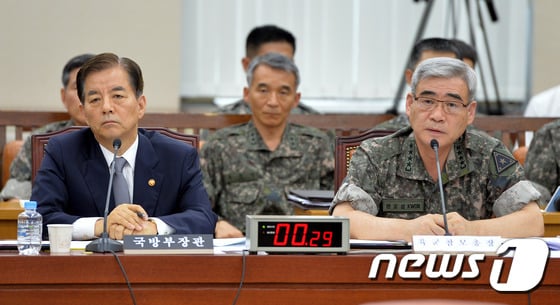 한민구 국방부 장관(왼쪽), 권오성 육군 참모총장이 4일 오전 여의도 국회에서 28사단 윤일병 사망사고 관련 현안보고를 위해 열린 국방위 전체회의에 출석해 의원들 질의에 답변을 하고 있다. / 사진 = 뉴스1