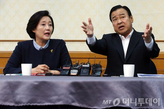 이완구 새누리당 원내대표(오른쪽)와 박영선 새정치민주연합 국민공감혁신위원장이 7일 오전 서울 여의도 국회 귀빈식당에서 가진 주례회동에서 설전을 벌이고 있다.2014.8.7/뉴스1  <저작권자 ⓒ 뉴스1코리아, 무단전재 및 재배포 금지>