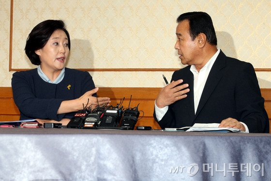 이완구 새누리당 원내대표와 박영선 새정치민주연합 국민공감혁신위원장이 세월호 특별법과 국정조사 특위 청문회 관련 현안 논의를 위해 7일 오전 서울 여의도 국회 귀빈식당에서 가진 주례회동에서 설전을 벌이고 있다.2014.8.7/뉴스1
