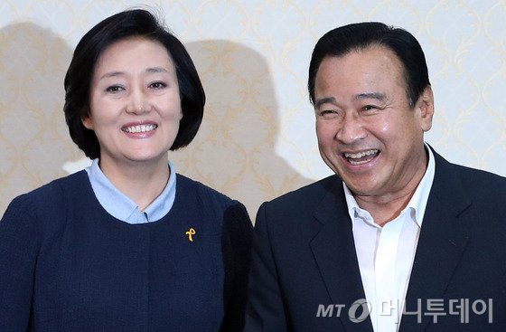 이완구 새누리당 원내대표와 박영선 새정치민주연합 국민공감혁신위원장이 7일 오전 서울 여의도 국회 귀빈식당에서 가진 주례회동에서 세월호 특별법 제정과 관련해 합의사항 발표를 마치고 밝게 웃고 있다. 2014.8.7/뉴스1