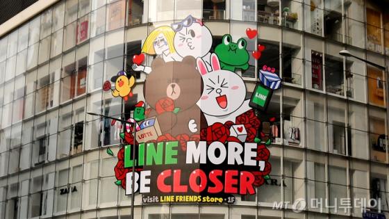 서울 명동 롯데백화점 영플라자에 개설된 라인 프렌즈 스토어