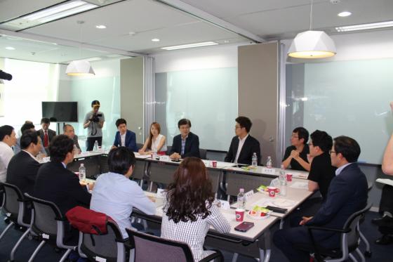최양희 미래창조과학부 장관이 7일 상암동 벤처1세대멘토링센터와 미래글로벌창업지원센터를 방문해 스타트업들과 만남을 가졌다. 최 장관은 이날 스타트업들과의 간담회에서 창업 애로사항을 듣고 지원을 약속했다. /사진=미래글로벌창업지원 센터 제공
