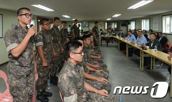 국회 국방위원들이 5일 연천 28사단 977포병대대 윤일병 폭행사망사건 의무 내무반을 찾아 현장 조사후 부대 장병들과 간담회를 갖고 있다. /사진=뉴스1