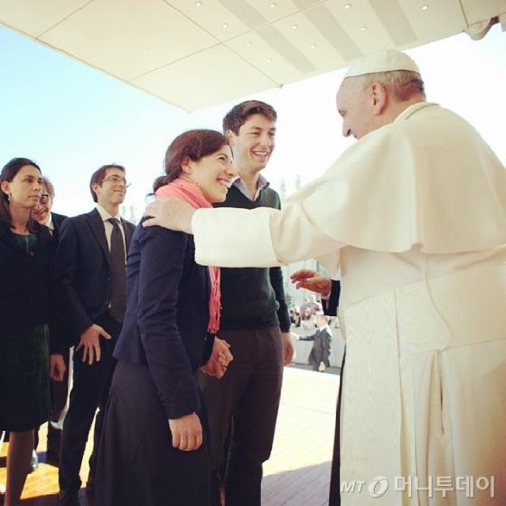 젊은이들과 소통하는 프란치스코 교황.