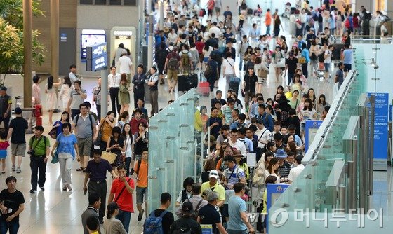 (인천공항=뉴스1) 양동욱 기자 = 하계 휴가철인 10일 오전 인천국제공항 출국장이 여행객들로 붐비고 있다. 세계보건기구(WHO)가 지난 8일 에볼라바이러스 관련 공중보건 비상사태를 선포한 가운데 정부는 아프리카 3개국에 대한 '특별여행경보'를 내렸다. 항공업계에 따르면 에볼라바이러스 발생지역인 서아프리카 직항노선은 운행되고 있지 않지만 바이러스의 국내 유입을 차단하기 위해 공항과 항공기 등의 이용객들을 대상으로 한 검역과 홍보를 강화하고, 아프리카 지역 뿐 아니라 유럽지역에서 입국하는 승객의 감염 여부와 건강 상태도 추적 관찰하고 있다. 2014.8.10/뉴스1 <저작권자 ⓒ 뉴스1코리아, 무단전재 및 재배포 금지>