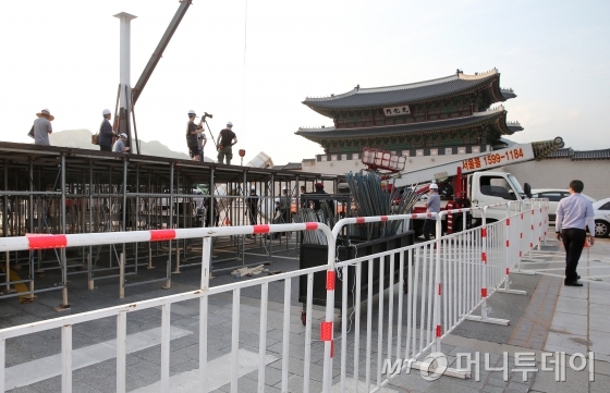 16일 시복식 행사를 앞둔 11일, 서울 광화문 광장에서 준비가 한창 진행되고 있다. /사진=이동훈 기자