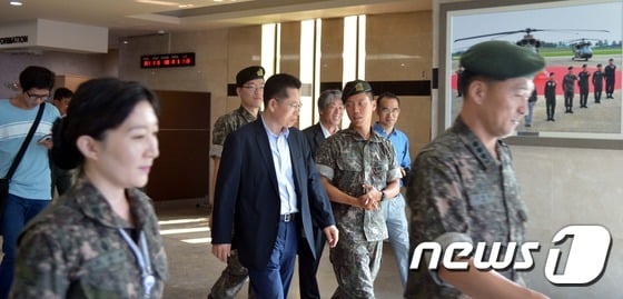 윤일병 사건과 28사단 소속 관심사병 2명이 휴가를 나와 숨진 채 발견된 가운데 12일 오전 민관군 병영문화혁신 위원회 위원들이 28사단 현장방문을 하기 위해 국방부를 출발하고 있다. /사진=뉴스1