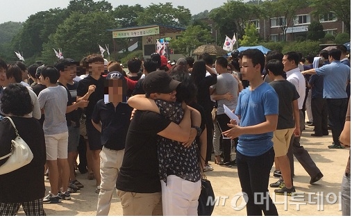 12일 오후 경기도 의정부시에 위치한 육군306보충대 입구에서 입소를 앞둔 장정과 어머니가 포옹하고 있다. /사진=김종훈 인턴기자