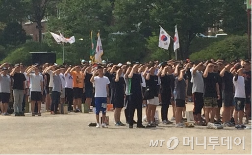 12일 오후 경기도 의정부시에 위치한 육군306보충대 입구에서 입소를 앞둔 장정들이 부모님들을 향해 경례하고 있다./사진=김종훈 인턴기자