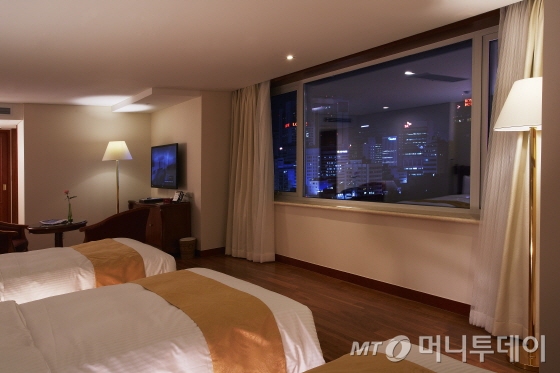 광화문광장이 정면으로 보이는 더플라자 호텔 코너스위트 객실. 덕수궁을 조망하기에도 좋다. 13일에 촬영한 풍경/사진=이지혜 기자