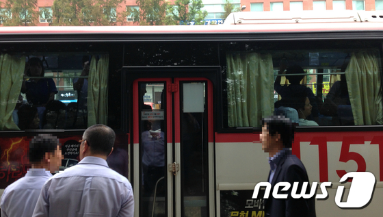 13일 오전 경기 성남시 분당구 '이매촌한신아파트'정류장에서 광역버스 한대가 입석 승객을 태운 채 운행하고 있다. /사진=최동순 기자© News1