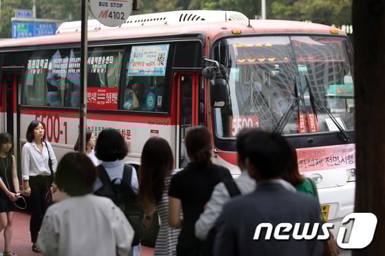 경기도와 서울간 고속화도로를 지나는 직행좌석형 좌석버스(빨간색 G버스) 승객의 입석 운행이 금지된 16일 오전 경기도 성남 분당구 서현동 한 광역버스 정류장에서 만차 버스가 정류장을 지나치고 있다. 2014.7.16/뉴스1 © News1