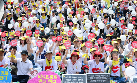전국보건의료산업노동조합 조합원들이 28일 오후 서울역 광장에서 열린 의료민영화 저지를 위한 2차 총파업 상경투쟁 결의대회에서 구호를 외치고 있다. 2014.6.28/뉴스1