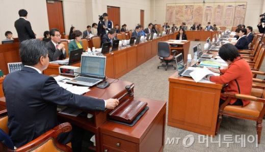 신학용 전 국회 교육문화체육관광위원장이 지난 4월15일 여의도 국회에서 열린 국회 교육문화체육관광위원회 전체회의에서 의사봉을 두드리며 개회를 선언하고 있다. 2014.4.15/사진=뉴스1