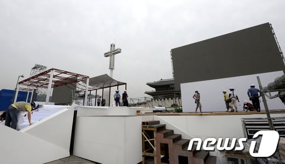 프란치스코 교황이 4박 5일 일정으로 한국을 방문한 14일 오전 서울 광화문 광장에서 시복식 무대 설치가 한창이다. 2014.8.14/뉴스1 © News1 안은나 기자