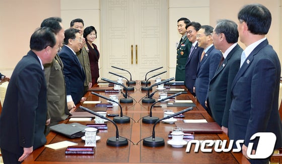 우리측 수석대표인 김규현 청와대 국가안보실 1차장이 지난 2월14일 오전 판문점 남측 평화의 집에서 열린 남북 고위급 접촉에서 북측 수석대표인 원동연 조선노동당 통일전선부 제1부부장과 인사를 나누고 있다. (통일부 제공) 2014.2.14/뉴스1 © News1