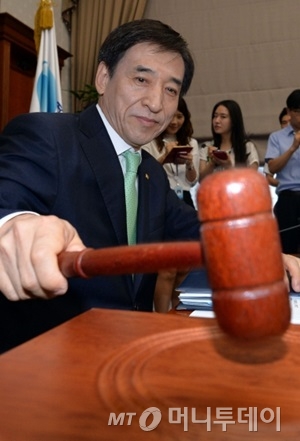 14일 서울 한국은행본관에서 열린 금융통화위원회에 참석한 이주열 한은총재가 회의를 주재하고 있다.