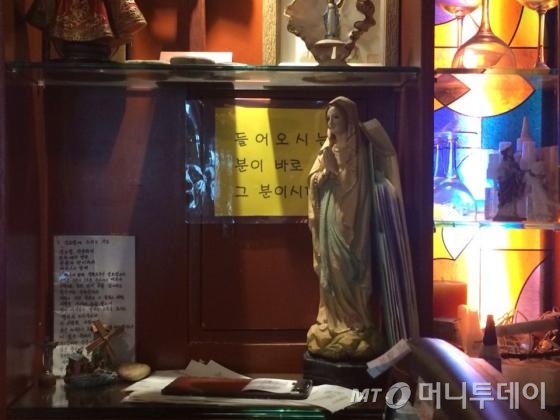 '들어오시는 분이 바로 그분이시다'. 카페 입구의 글귀엔 손님 한 명 한 명을 향한 부부의 진심이 담겨 있다. /사진=박소연 기자