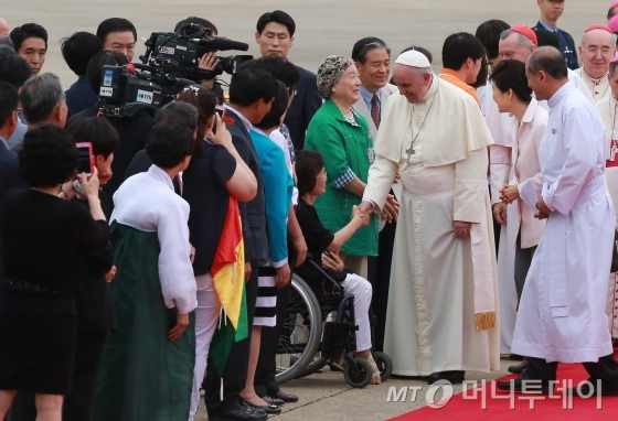 프란치스코 교황이 14일 오전 경기도 성남 서울공항을 통해 입국, 영접 나온 인사들에게 손을 흔들며 인사하고 있다. /사진=사진공동취재단, 뉴스1