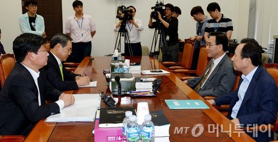 세월호 특별법 제정을 위한 여야 특별팀(TF) 새누리당 주호영 정책위 의장(오른쪽 두번째)과 홍일표 간사(오른쪽), 새정치민주연합 우윤근 정책위 의장(왼쪽 두번째)과 전해철 간사(왼쪽)가 23일 오후 서울 여의도 국회 법제사법위원회 소회의실에서 열린 2+2 회동에서 협상 전 환담을 나누고 있다. 2014.7.23/뉴스1