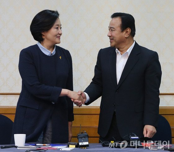 이완구 새누리당 원내대표와 박영선 새정치민주연합 국민공감혁신위원장이 7일 오전 서울 여의도 국회 귀빈식당에서 가진 주례회동에서 세월호 특별법 제정과 관련해 합의사항 발표를 마치고 악수를 하고 있다. 여야는 오는 13일 세월호특별법을 처리하기 위한 원포인트 본회의를 개최하기로 7일 오후 합의했다.여야 원내대표는 이날 주례회동에서 세월호 국정조사특위에 따른 진상규명 청문회를 오는 18~21일 실시하기로 합의했다. 세월호 청문회는 당초 이달 4~8일 열릴 예정이었으나 증인채택에 따른 여야 이견으로 지연돼 왔다. 2014.8.7/뉴스1