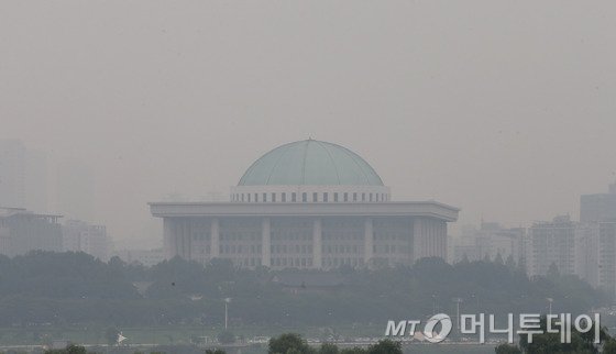 세월호 특별법 본회의 처리가 무산되면서 여야가 교착상태에 빠진 13일 오후 서울 서강대교에서 바라본 국회의사당이 안개에 덮혀있다. 2014.8.13/뉴스1
