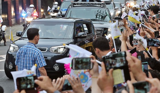한국을 방문한 프란치스코 교황이 14일 오후 기아차 쏘울에 탑승해 시민들의 환영을 받으며 서울 중곡동 한국천주교중앙협의회로 들어가고 있다./ 사진=뉴스1