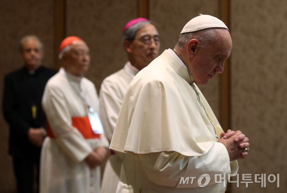 프란치스코 교황이 14일 오후 서울 광진구 중곡동 한국천주교중앙협의회 7층 소성당에서 기도를 하고 있다./ 사진=사진공동취재단