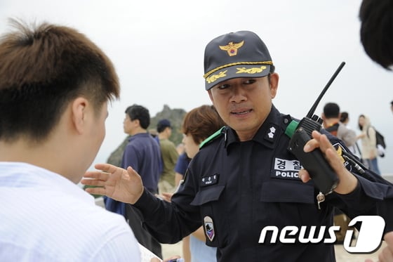 독도경비대의 활동에 대해 설명하고 있는 곽윤철 독도경비대장. © News1