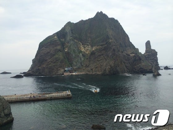 동도 정상부근에서 바라본 서도 전경. 바닷가 부근 집에 김성도 할아버지 부부가 살고 있다. © News1