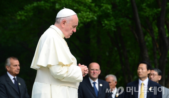 프란치스코 교황이 16일 서울 서소문 순교성지를 방문해 순교자들을 위한 기도를 드리고 있다./ 사진=사진공동취재단