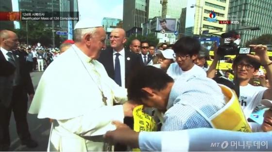 교황이 세월호 유가족인 김영오씨를 만나 악수하고 편지를 전달받았다. / 사진=YTN 방송 캡쳐