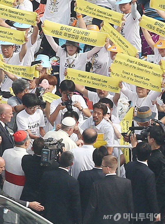 프란치스코 교황이 16일 오전 서울 종로구 광화문 광장에서 시복미사를 집전하기 전 카퍼레이드를 하던 중 차에서 내려 '유민 아빠' 김영오 씨와 세월호 유가족을 위로하고 있다.  (사진공동취재단) 2014.8.16/뉴스1  <저작권자 ⓒ 뉴스1코리아, 무단전재 및 재배포 금지>