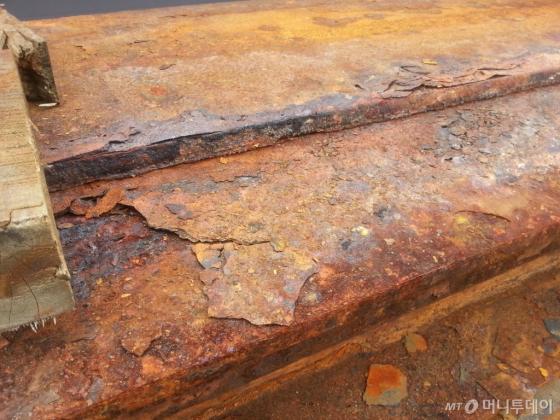 심하게 부식된 중국산 H형강은 바닷바람에 그대로 노출돼있었다. 이 같은 철장개는 통상 대형건물 공사 등에는 쓰이지 못하는 '막재'로 불린다. /사진=최우영 기자