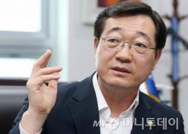 민홍철 새정치민주연합 의원이 17일 머니투데이 더300(the300)과 인터뷰하고 있는 모습.