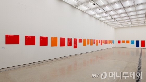 슬기와민,(1997학년도 대학수학능력시험 수리영역), 2014, 나무에 우레탄 도장과 잉크 /사진제공=국립현대미술관