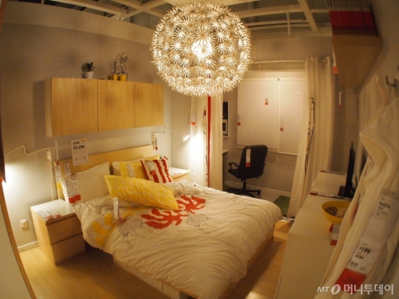 수십가지 종류의 문고리가 한 데 모여있다. DIY(손수제작)을 표방하는 이케아는 고객이 원하는 문고리를 직접 골라서 바꿀 수 있다.