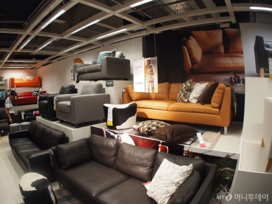 벽을 다라 왼쪽에는 작은 방을 그대로 옮겨온 듯 한 쇼룸이, 오른족에는 소파, 책장 등 다양한 제품이 전시돼 있다.