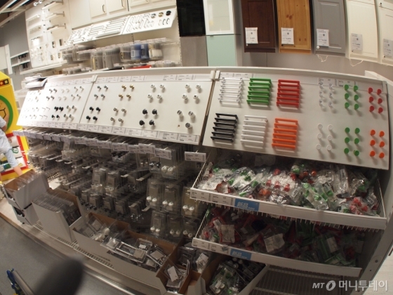 이케아는 DIY(손수제작)을 표방하지만 일부 희망하는 소비자를 위해 추가 요금을 받고 배송, 구매대행, 조립, 설치, 인테리어 설계 등의 서비스를 제공한다