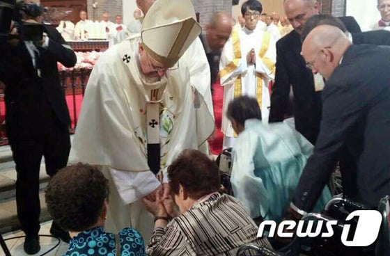 서울 명동성당에서 열린 '화해와 평화를 위한 미사'에 참석한 위안부 피해자 할머니들을 위로하고 있는 프란치스코 교황.(나눔의집 제공)/© News1