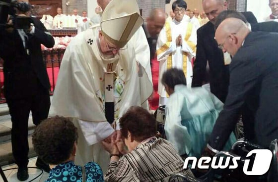 서울 명동대성당에서 열린 '화해와 평화를 위한 미사'에 참석한 위안부 피해자 할머니들을 위로하고 있는 프란치스코 교황.(나눔의집 제공)/© News1