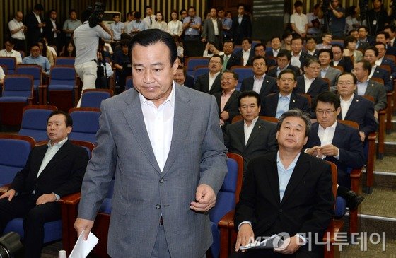 이완구 새누리당 원내대표가 13일 오전 서울 여의도 국회에서 열린 의원총회에서 모두발언을 위해 단상으로 향하고 있다. 이자리에서 이완구 원내대표는 세월호 특별법과 관련해 "형사법의 근본 철학과 가치를 변형시키고, 피해자가 가해자를 조사하고 수사하고 기소한다고 하는 과정이 과연 문명사회에서 용인될 수 있는 가치인가하는 측면에서 정치인 몇 명이 이 문제에 대해서 결정하기에는 너무나 무겁다"고 말했다. 2014.8.13/뉴스1  <저작권자 © 뉴스1코리아, 무단전재 및 재배포 금지>