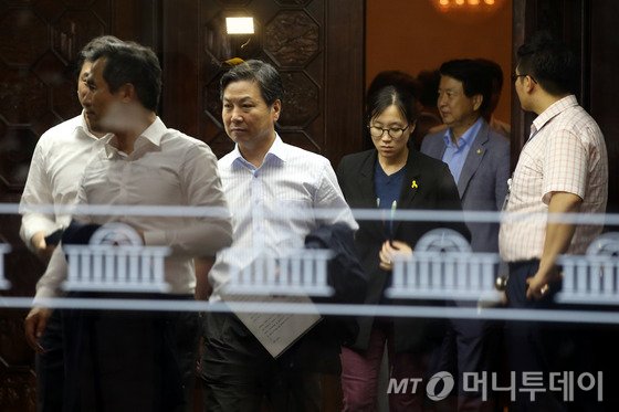 새정치민주연합 의원들이 20일 새벽 서울 여의도 국회에서 세월호 특별법 합의안 추인을 위해 열린 비공개 의원총회를 마친뒤 의총장을 나서고 있다.이날 새정치연합은 의원총회에서 유가족들이 재협상 안에 반대하고 의원 상당수도 유가족 동의를 얻지 못한 협상안은 안 된다는 강경 입장을 보이면서 합의안 추인을 유보하기로 결정했다.2014.8.20/사진=뉴스1