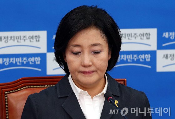 여야가 세월호특별법에 재합의한 19일 오후 박영선 새정치민주연합 원내대표가 서울 여의도 국회에서 열린 비공개 의원총회에서 의원들과 대화하고 있다.  이날 세월호 희생자 가족대책위는 국회 본청 앞에서 기자회견을 열고 여야 합의안이 진상규명에 미흡하다며 재협상을 요구했다.2014.8.19/사진=뉴스1