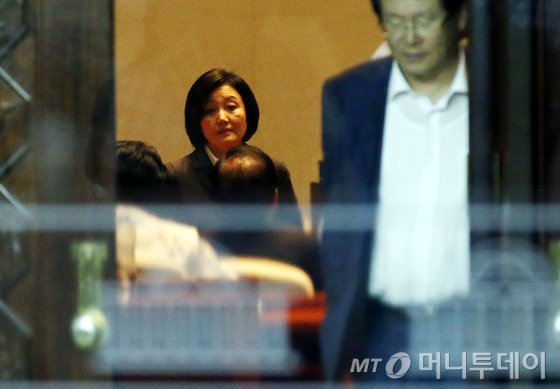 박영선 새정치민주연합 원내대표가 20일 오전 서울 여의도 국회에서 열린 정책조정회의에서 발언을 마친뒤 생각에 잠겨있다.   박 원내대표는 세월호특별법 제정을 촉구하며 38일째 단식농성 중인 세월호 희생자 고(故) 김유민양의 아버지인 김영오씨와 관련 "이제 박근혜 대통령도 유민 아빠를 만나 세월호참사 문제를 해결하려는 의지를 보이셔야 한다"고 대통령에게 유민아빠 면담을 요청했다.2014.8.20/사진=뉴스1