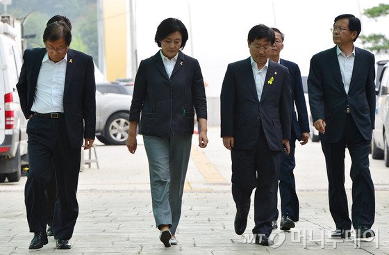 박영선 새정치민주연합 원내대표가 세월호 희생자 유가족을 만나기 위해 20일 오후 안산시 경기도미술관으로 걸어 들어오고 있다. 2014.8.20/사진=뉴스1